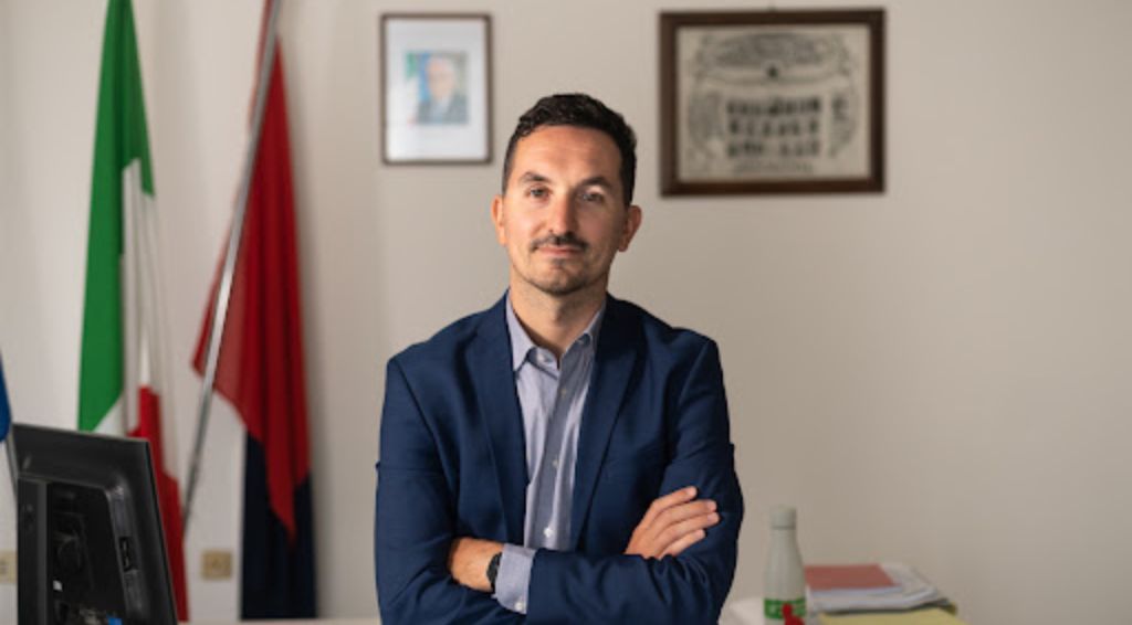 Intervista a Matteo Gozzoli, sindaco di Cesenatico, esploreremo i suoi piani per la città ma parleremo anche di sport giovanile e calcio.